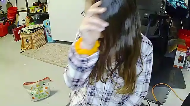 Snapshot of Dakota_02 chatting on October 27, 2025, 12:20 pm Dakota 02 online show from October 27, 2025, 12:20 pm