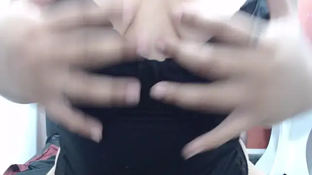 Laura hottt online show from November 15, 2025, 4:03 pm