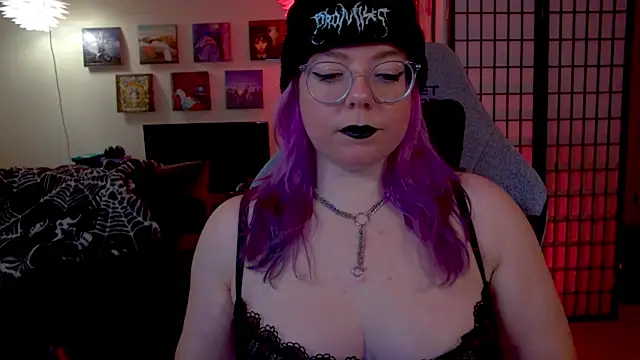 KiraSpitQueen online show from February 1, 2026, 4:33 am
