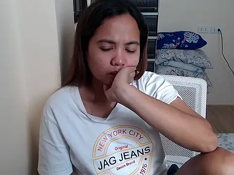 xTheLastVIRGINx online show from February 3, 2026, 7:02 am