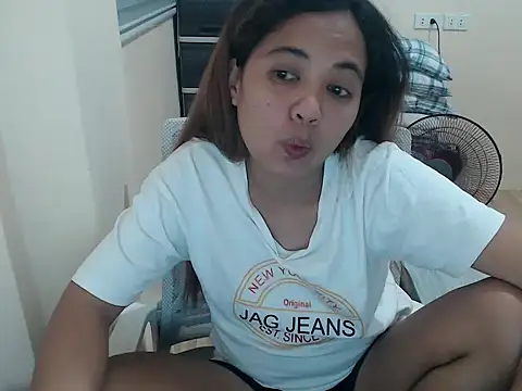 xTheLastVIRGINx online show from April 12, 2026, 1:38 pm