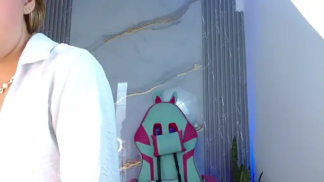 sofia henaok online show from February 26, 2025, 9:58 pm