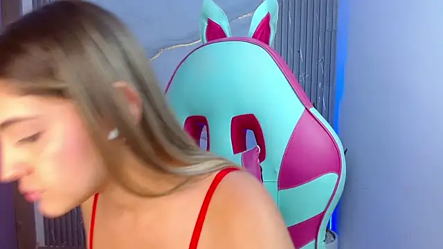 sofia henaok online show from March 18, 2025, 11:09 pm