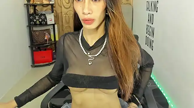 Trixie Mattel21 online show from December 18, 2024, 2:21 am