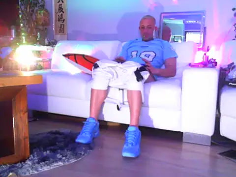 OSIRlS online show from September 19, 2025, 6:19 pm