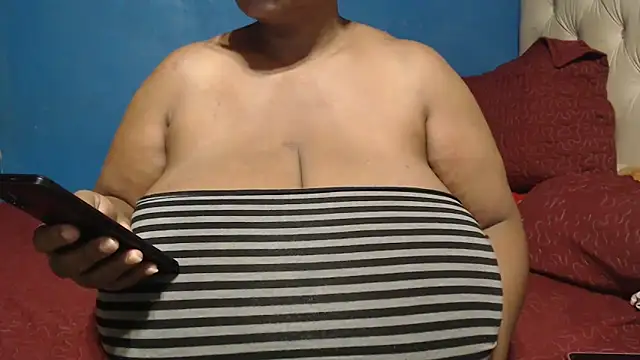 CUTEFIRMMELONSS online show from April 15, 2026, 3:24 am