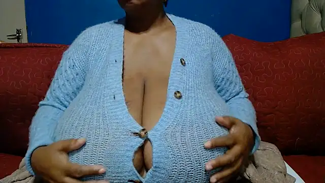 CUTEFIRMMELONSS online show from June 3, 2026, 3:53 am