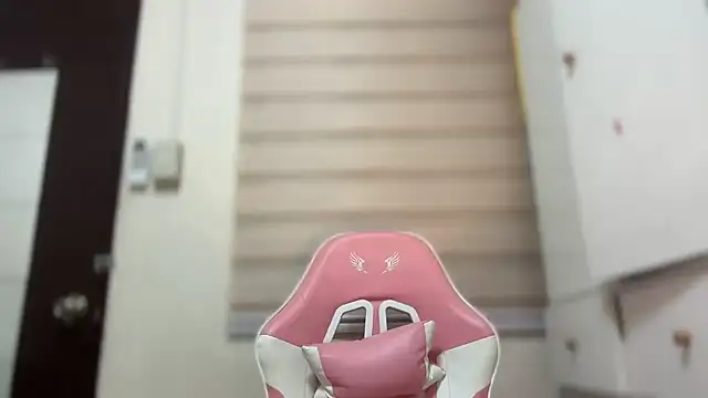 ehotlovea  online show from September 18, 2025, 6:43 pm