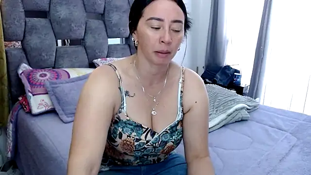 sara hott 1 online show from October 25, 2025, 1:40 pm