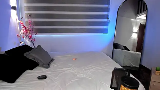 MERIDA TAYLOR online show from September 17, 2025, 1:02 pm