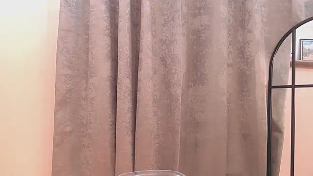 Snapshot of Amelia_bss chatting on July 7, 2026, 2:43 pm Amelia bss online show from July 7, 2026, 2:43 pm