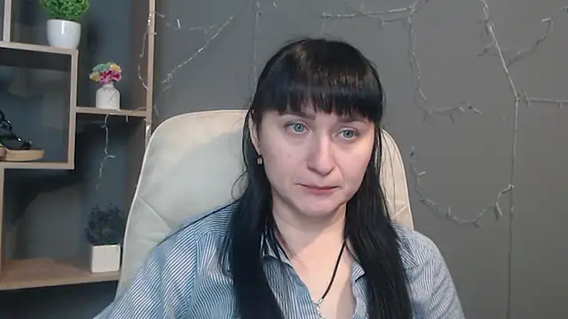 NinaFlawlees online show from December 3, 2025, 12:58 pm