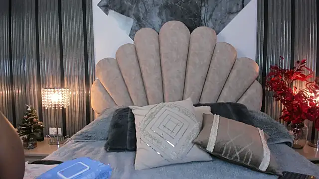 Naughty  Mom online show from December 18, 2025, 12:55 pm