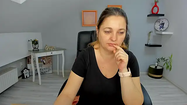 LollaGirl online show from January 27, 2025, 3:58 am