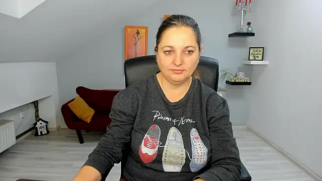 LollaGirl online show from November 29, 2025, 4:15 am