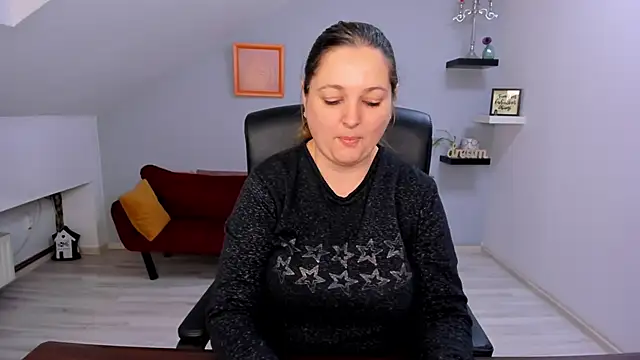 LollaGirl online show from February 24, 2026, 4:21 am