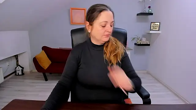 LollaGirl online show from February 26, 2026, 4:11 am