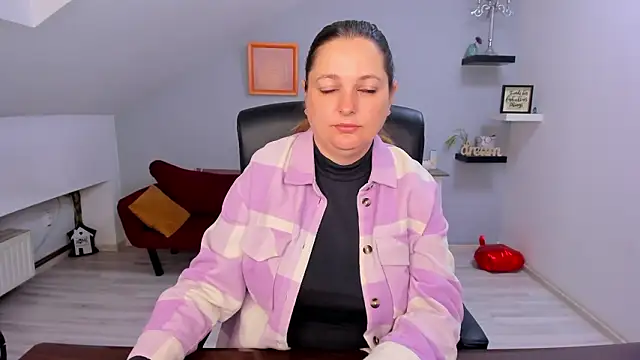 LollaGirl online show from March 18, 2026, 4:15 am