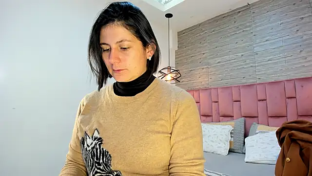 SarahDeyvis online show from February 17, 2025, 2:04 pm