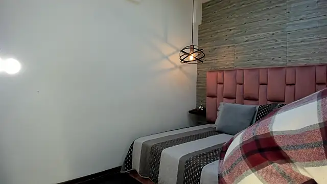 SarahDeyvis online show from February 19, 2025, 1:06 pm