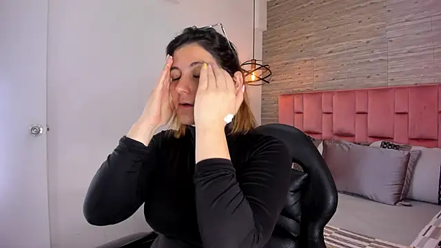 SarahDeyvis online show from October 18, 2025, 4:41 pm