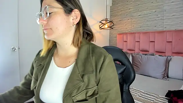 SarahDeyvis online show from October 22, 2025, 1:33 pm