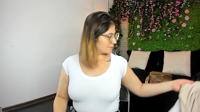 SarahDeyvis online show from November 11, 2025, 1:00 pm