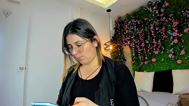 SarahDeyvis online show from November 25, 2025, 6:30 pm