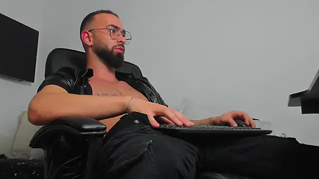 MichaelMasterss online show from December 21, 2024, 11:56 pm