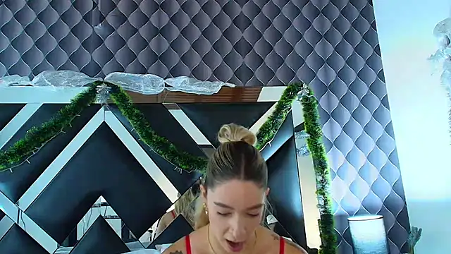 victoriaa lee  online show from December 13, 2024, 7:32 pm