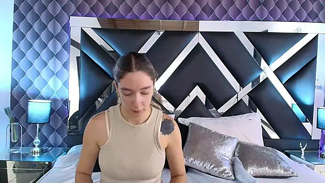 victoriaa lee  online show from February 10, 2025, 7:17 pm