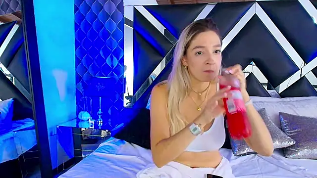 victoriaa lee  online show from March 5, 2025, 12:27 am