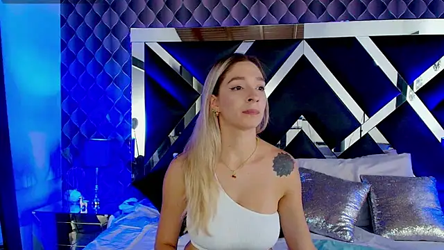 victoriaa lee  online show from March 11, 2025, 7:47 pm