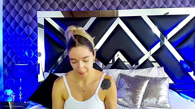 victoriaa lee  online show from March 17, 2025, 7:48 pm