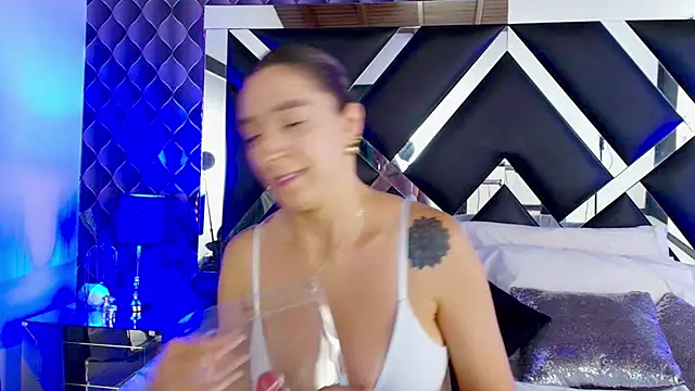 victoriaa lee  online show from March 19, 2025, 1:54 am