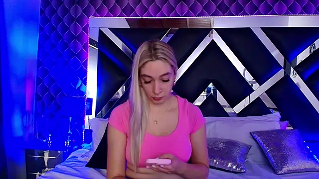 victoriaa lee  online show from October 18, 2025, 7:58 pm