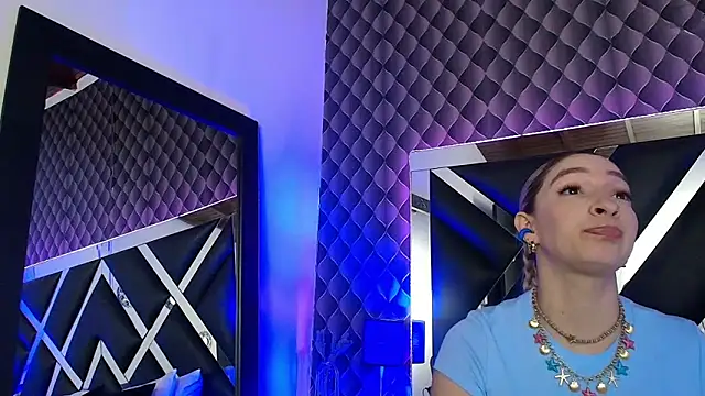 victoriaa lee  online show from November 21, 2025, 7:23 pm