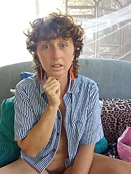 mossy kiss online show from September 18, 2025, 6:43 pm