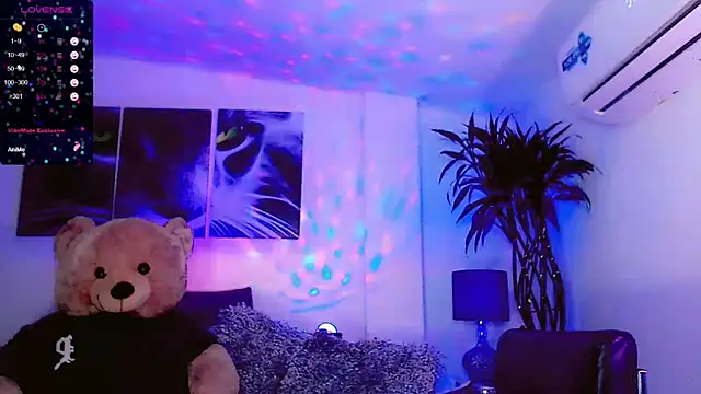 Sophiesweet5 online show from April 15, 2026, 9:16 am