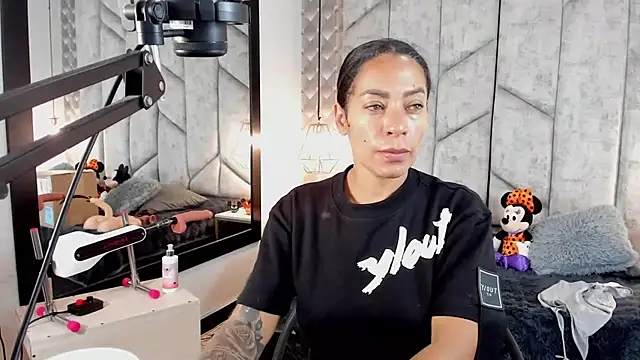 NiicolleMiller online show from October 17, 2025, 12:19 pm