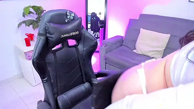 BellaFlaming online show from February 8, 2025, 3:42 pm