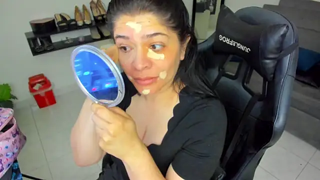 BellaFlaming online show from November 17, 2025, 12:22 pm