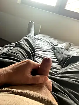 vanjbi45 online show from December 3, 2025, 2:26 pm