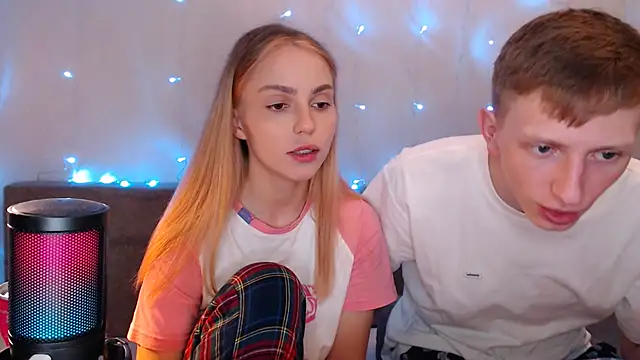 juliaanddima online show from September 15, 2025, 9:59 pm