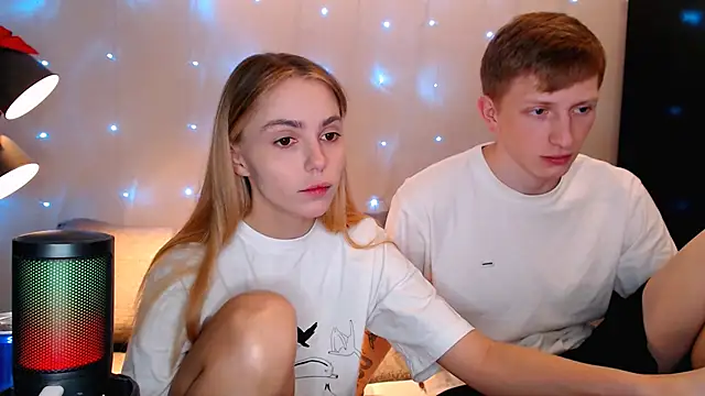 juliaanddima online show from October 14, 2025, 9:48 pm