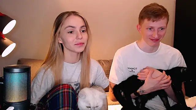 juliaanddima online show from November 18, 2025, 10:14 pm