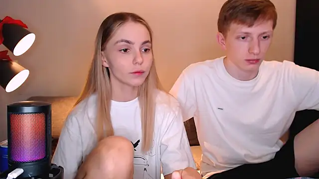 juliaanddima online show from December 17, 2025, 10:05 pm