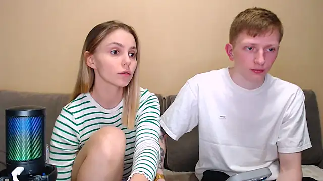 juliaanddima online show from March 25, 2026, 9:54 pm