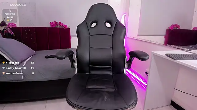 mia thompsonn  online show from January 20, 2025, 5:37 pm