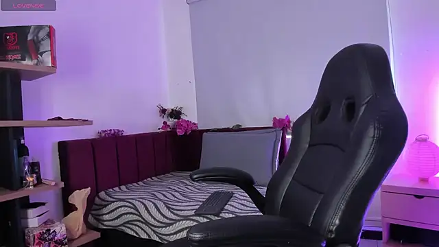 mia thompsonn  online show from February 4, 2025, 2:53 pm